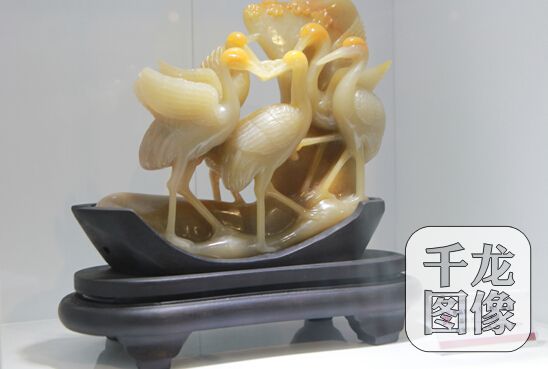 学校学生获得2015中国玉雕艺术百花奖铜奖作品——《仙鹤》。千龙网记者崔艳爽摄