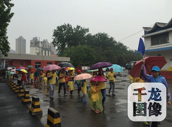 近200名北京市民冒雨来到位于通州潞河的北京古船食品公司，参加国企开放日活动。 千龙网记者朱萌摄