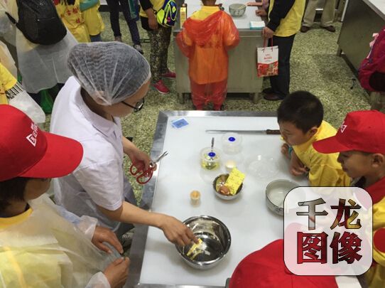 在工作人员指导下，市民体验糕点制作。千龙网记者朱萌摄