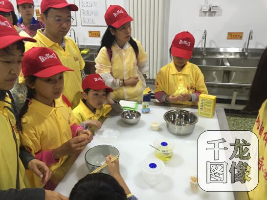 在工作人员指导下，市民体验糕点制作。千龙网记者朱萌摄