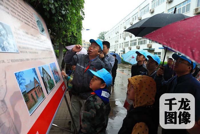 5月14日，两位“小市民”观看二七机车公司欧式建筑群相关介绍。当日，首都国企开放日活动在京举行。千龙网记者 杨理光摄