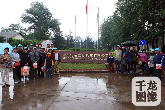 5月14日，市民们走进中车北京二七机车有限公司，参加当日在100家首都国企同时举行的首都国企开放日活动。千龙网记者 杨理光摄