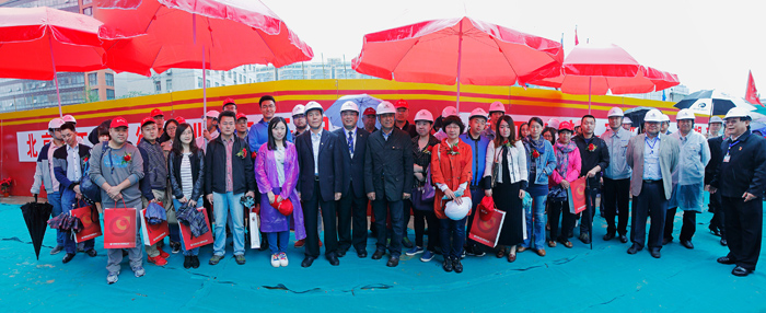 5月14日上午，北京建工集团邀请业主前来参观动力港自住房项目。图为业主们与北京建工动力港自住房项目相关负责人合影。北京建工集团供图。