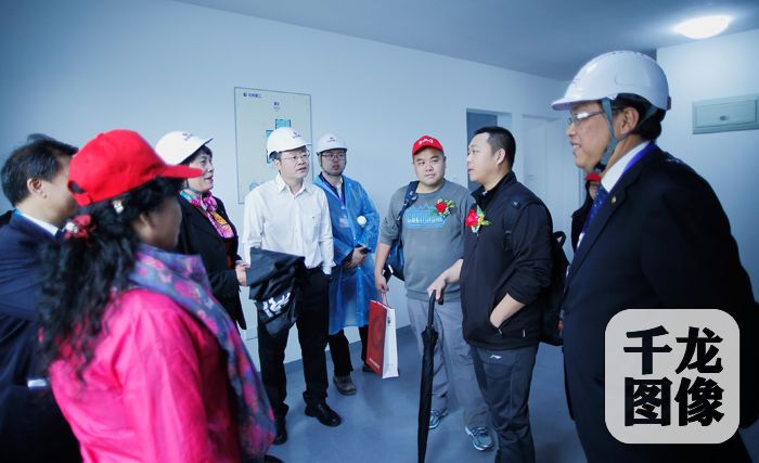 5月14日上午，北京建工集团邀请业主前来参观动力港自住房项目。图为北京建工地产副总经理刘晔与业主们在室内参观（右一为北京建工地产副总经理刘晔）。北京建工集团供图。