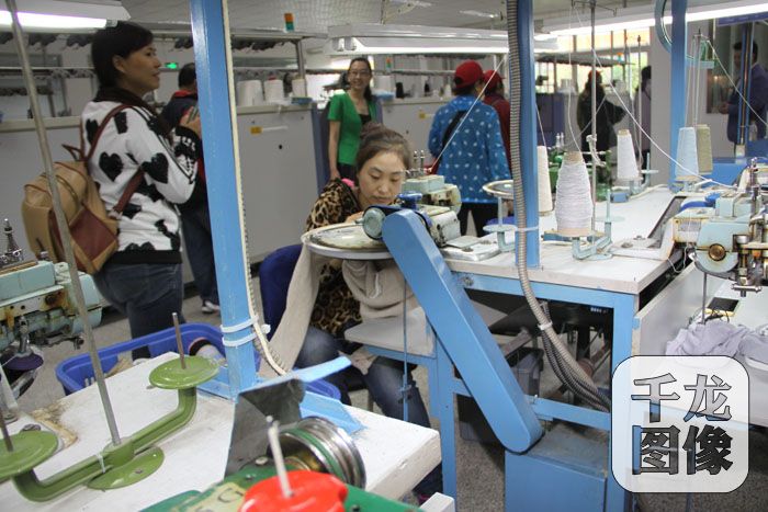首都国企开放日，市民参观雪莲集团织衣生产线。千龙网记者梁福承摄