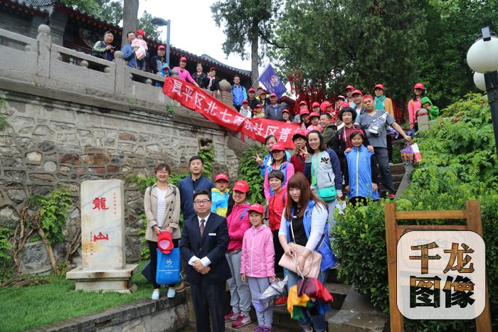 北七家社区青年汇组织市民参观后合影。千龙网记者王漓鹂摄