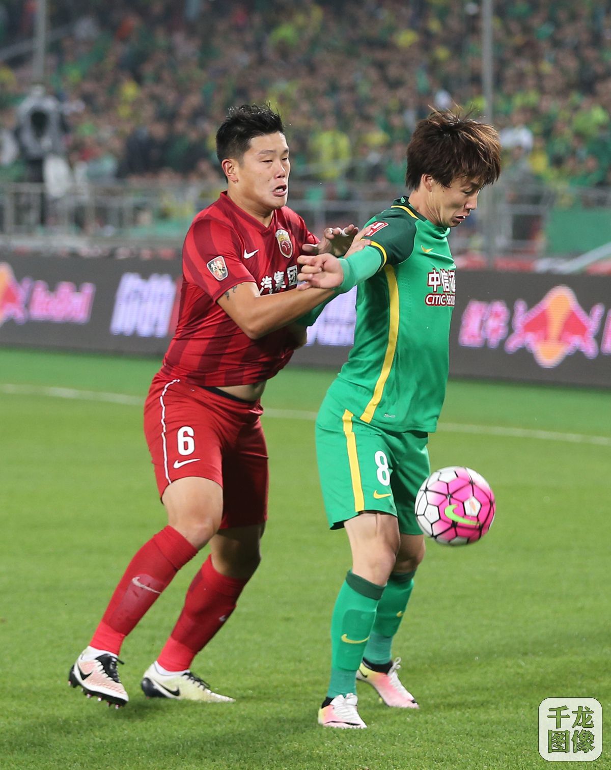 中超-张稀哲拉尔夫连入世界波 国安主场2-1上港  （千龙网记者 戚连民摄）