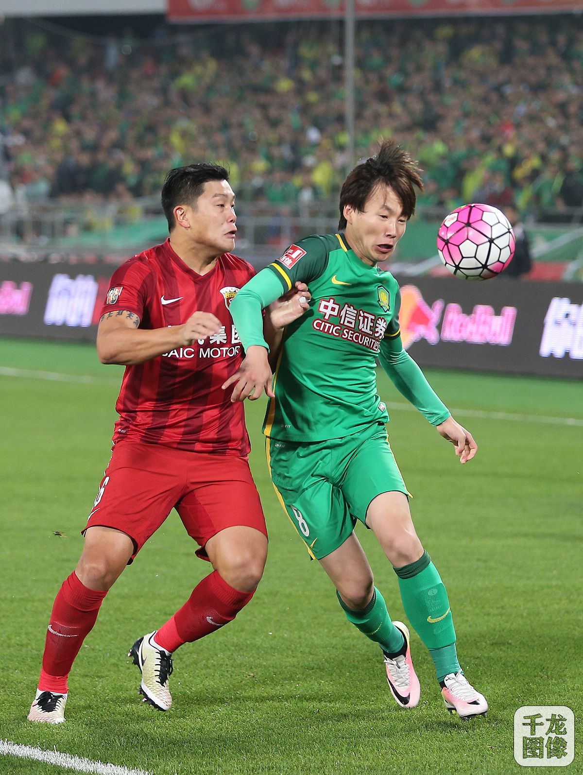 中超-张稀哲拉尔夫连入世界波 国安主场2-1上港  （千龙网记者 戚连民摄）
