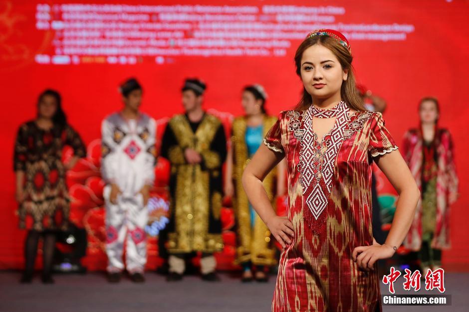 外交官服装大赛在北京举行