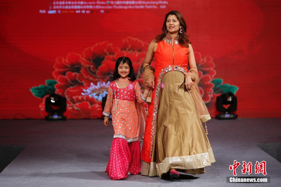 外交官服装大赛在北京举行