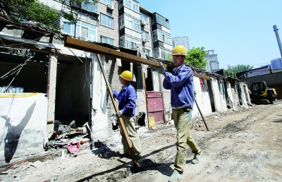 工人正在霞光里35号院危房改造现场施工摄/记者 曹博远