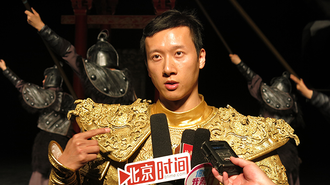 朱晗介绍排练情况。千龙网记者梁祎+摄