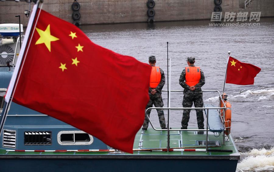 黑龙江某边防百余艘船艇编队下水试航 场面壮观