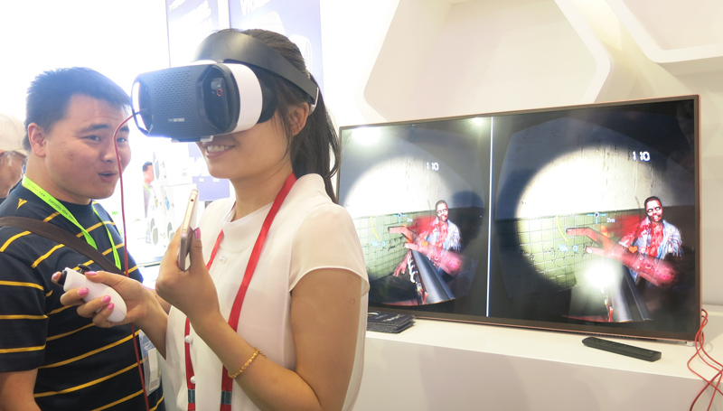 5月19日，第19届科博会开幕。观众体验VR眼镜。千龙网记者张嘉玉摄