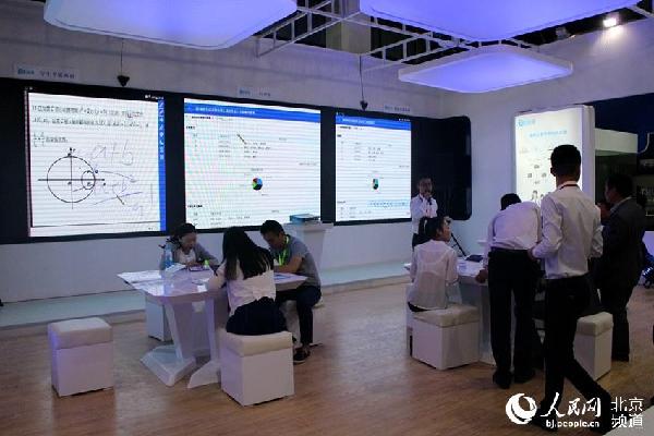 群体学习软件展示（人民网 赵青 摄）