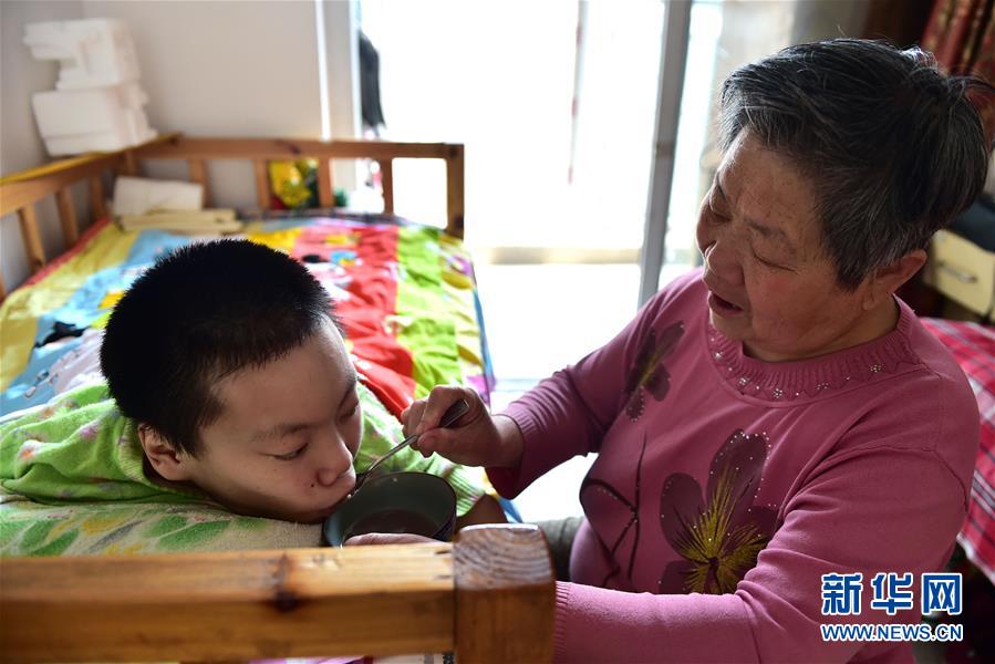 （社会）（1）“爱心奶奶”22年为瘫痪弃婴筑起一个家