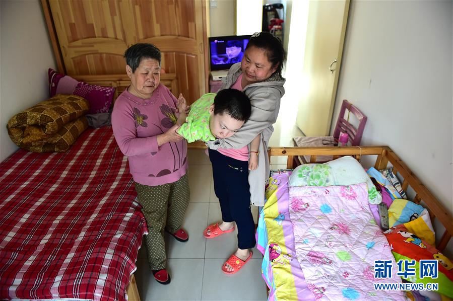 （社会）（2）“爱心奶奶”22年为瘫痪弃婴筑起一个家