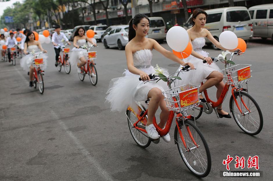 南京小伙单车迎新娘 低碳环保幸福满满