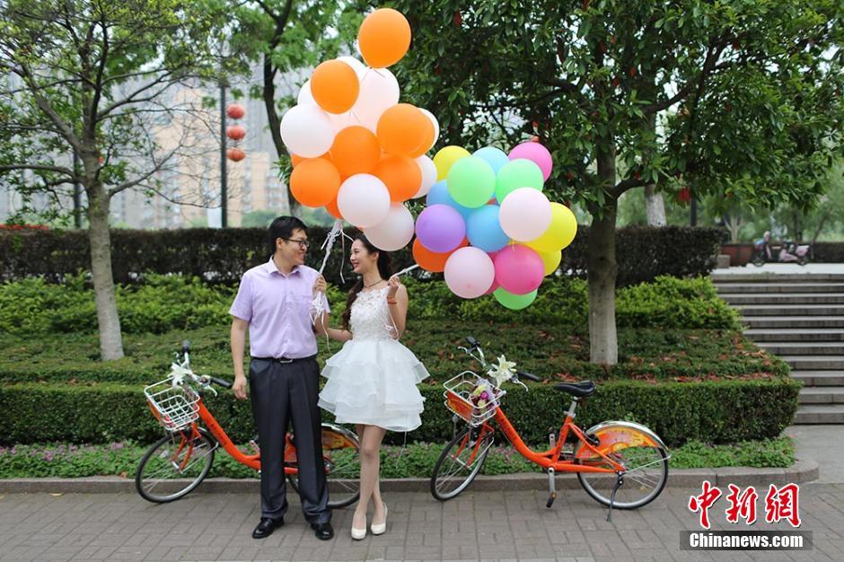 南京小伙单车迎新娘 低碳环保幸福满满