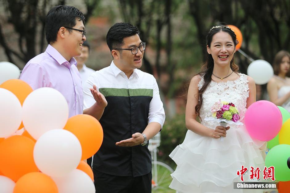 南京小伙单车迎新娘 低碳环保幸福满满