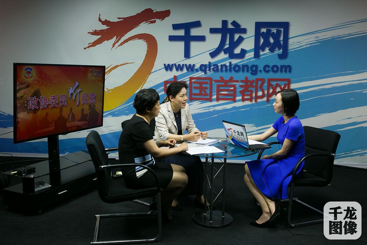 两位政协委员结合市政协社会和法制委员会正在开展的“推进养老服务供给”调研，与广大市民进行在线互动交流。