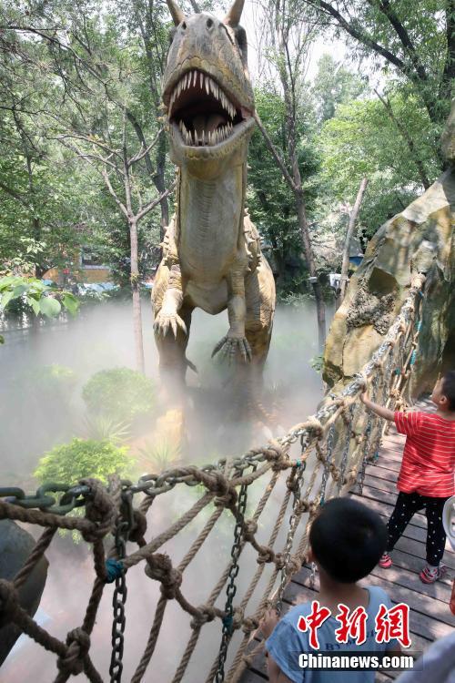 京城最大的户外恐龙园“远古探秘”接待游客