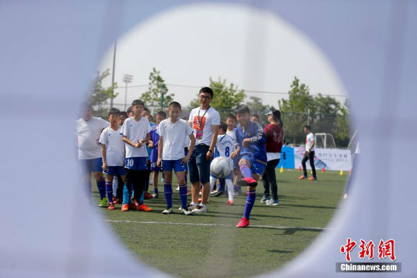 “2016年趣踢球北京市小学生世界杯”足球赛开幕