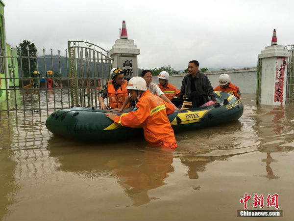 强降雨致江西永新县洪涝成灾 乡村受淹村民被困