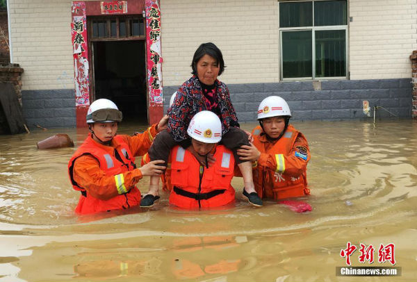 强降雨致江西永新县洪涝成灾 乡村受淹村民被困