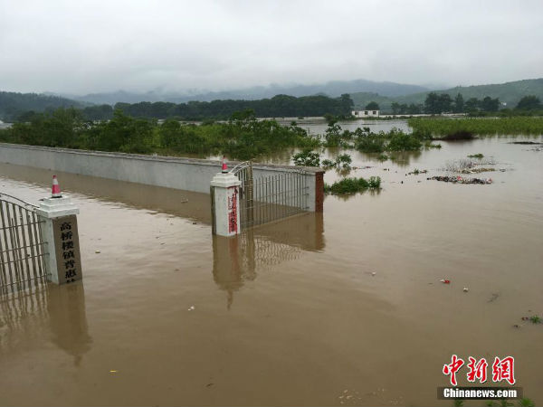 强降雨致江西永新县洪涝成灾 乡村受淹村民被困