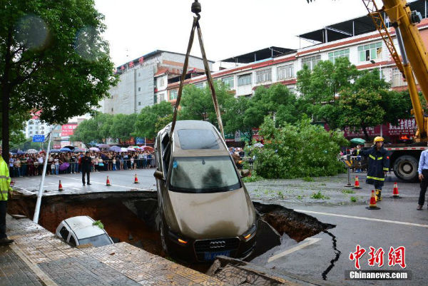 江西瑞金路面突现4米深大坑 多车坠落