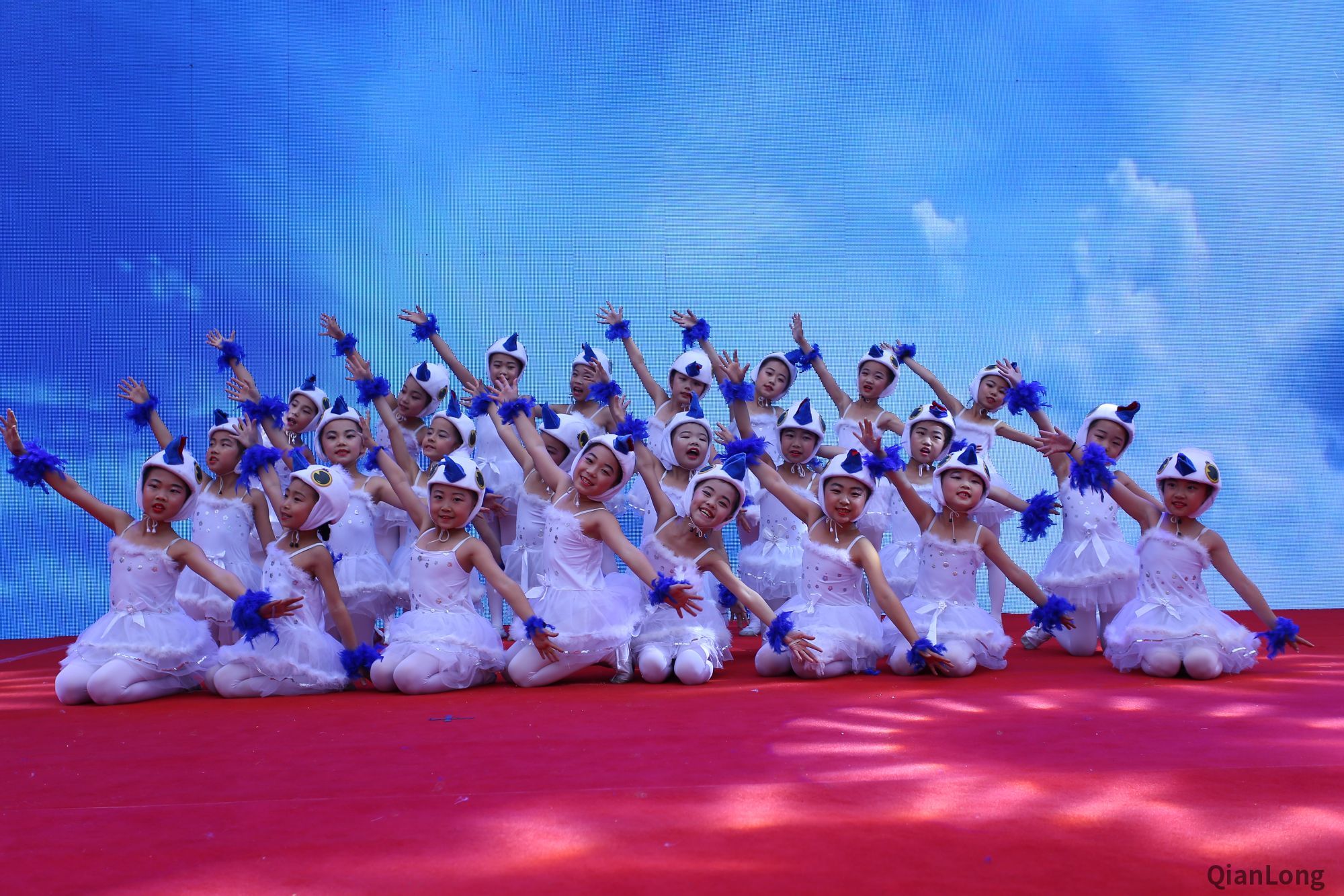 柏阳学校朝花博鹿书画社、梦笔生花书法社团、纸艺空间衍纸社团、影迹斑斓摄影社团的成员还向全校师生展现了自己创作的国画、书法、衍纸、摄影等作品。