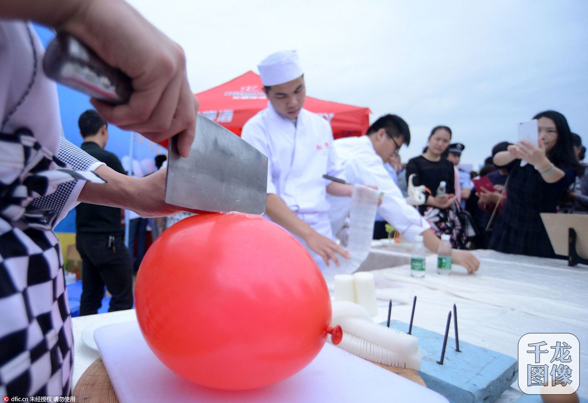 湖南汝城厨王争霸赛选手秀刀功-千龙网·中