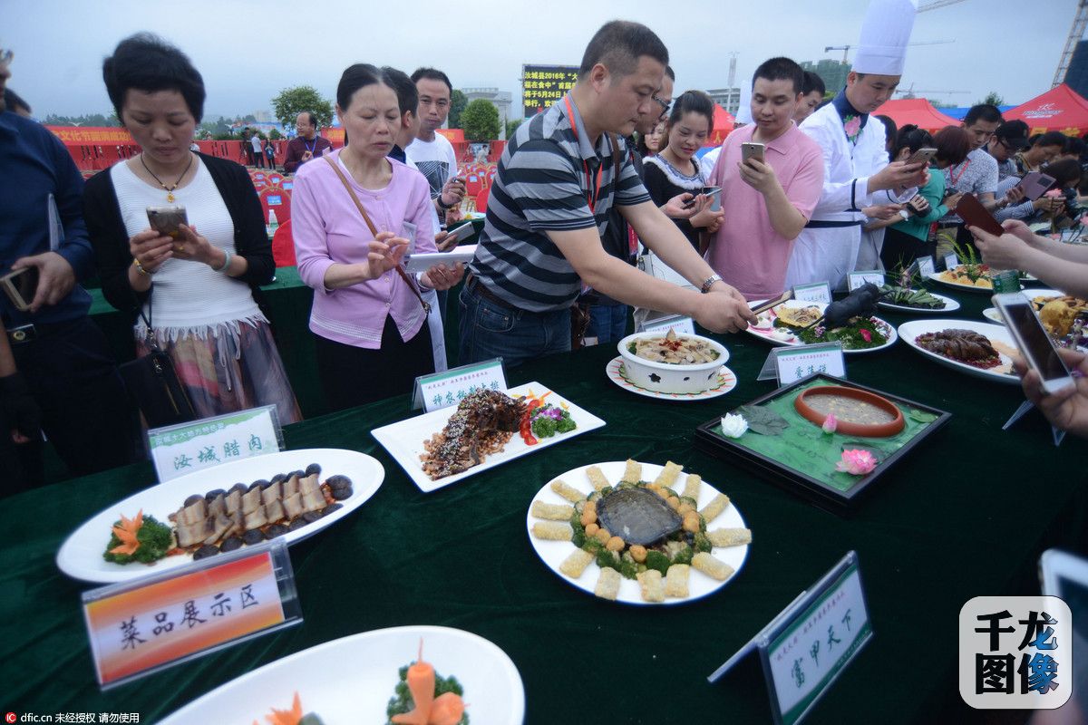 湖南汝城厨王争霸赛选手秀刀功(4)-千龙网·