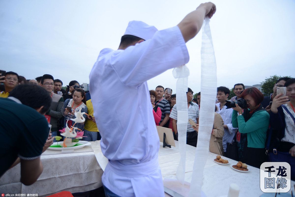 湖南汝城厨王争霸赛选手秀刀功(2)-千龙网·