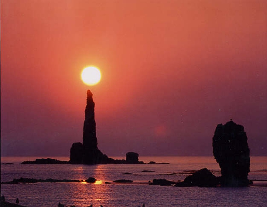 北海道现奇观“蜡烛岩”点燃朝霞景色壮美（图）