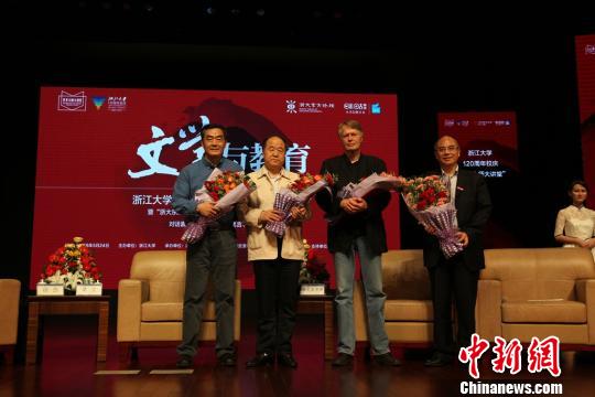 图为中国作家莫言与法国作家勒·克莱齐奥等合影。　卢绍庆 摄