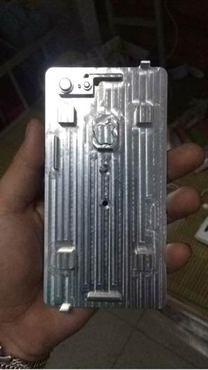 疑似iPhone 7 Plus模具图泄露 Logo能发光？