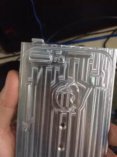 疑似iPhone 7 Plus模具图泄露 Logo能发光？