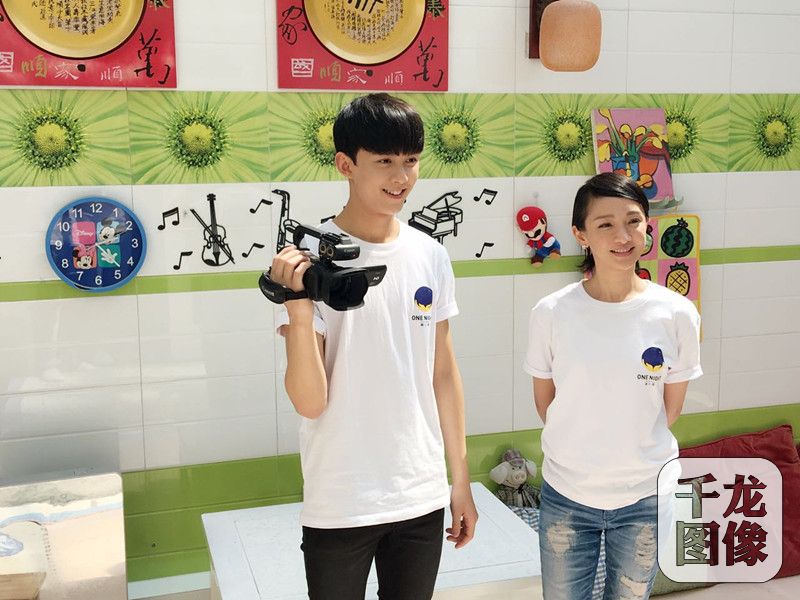 吴磊手握DV