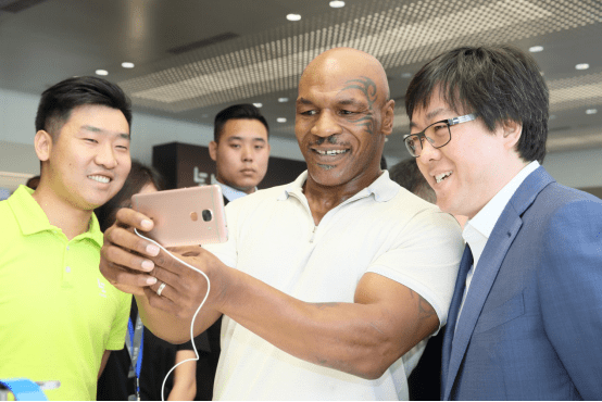 泰森获赠定制版乐2 超级手机将全程直播世界拳