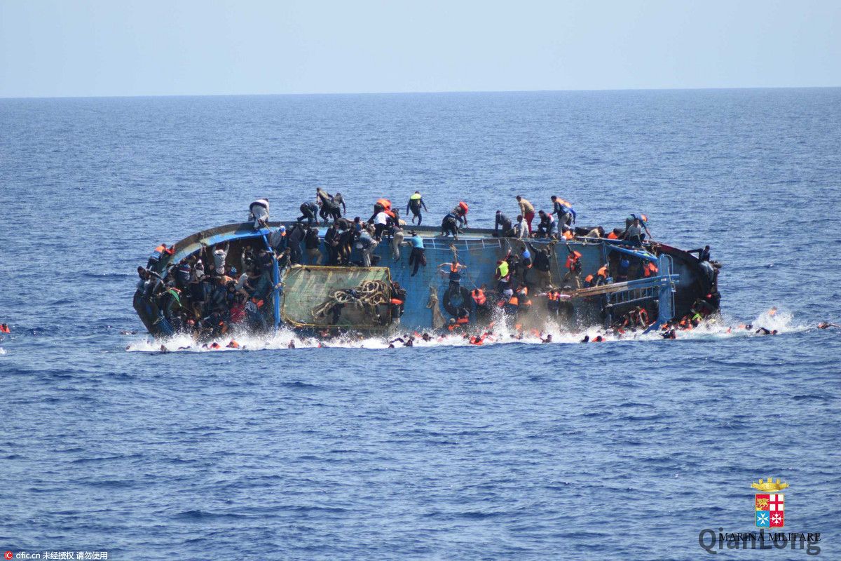 意大利海军两天内在地中海救起6100名难民 目
