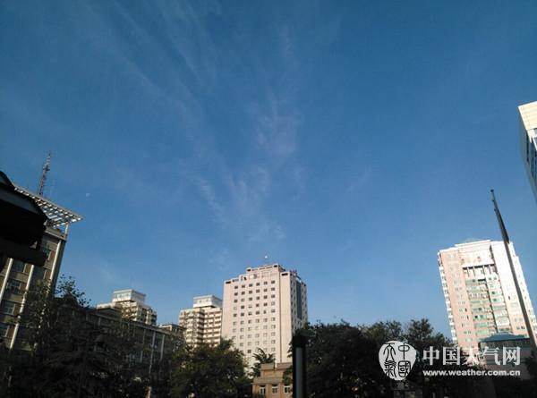 北京晴热继续最高气温31℃ 阵风6级