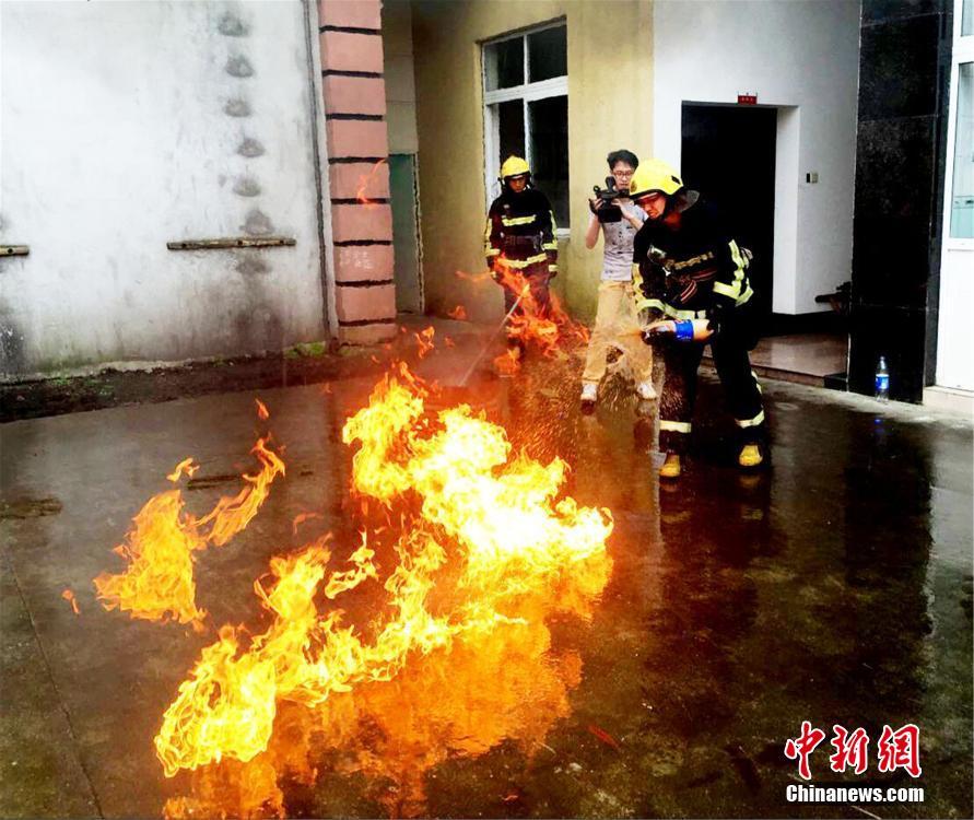 消防亲测“可乐灭火” 能灭但不建议效仿