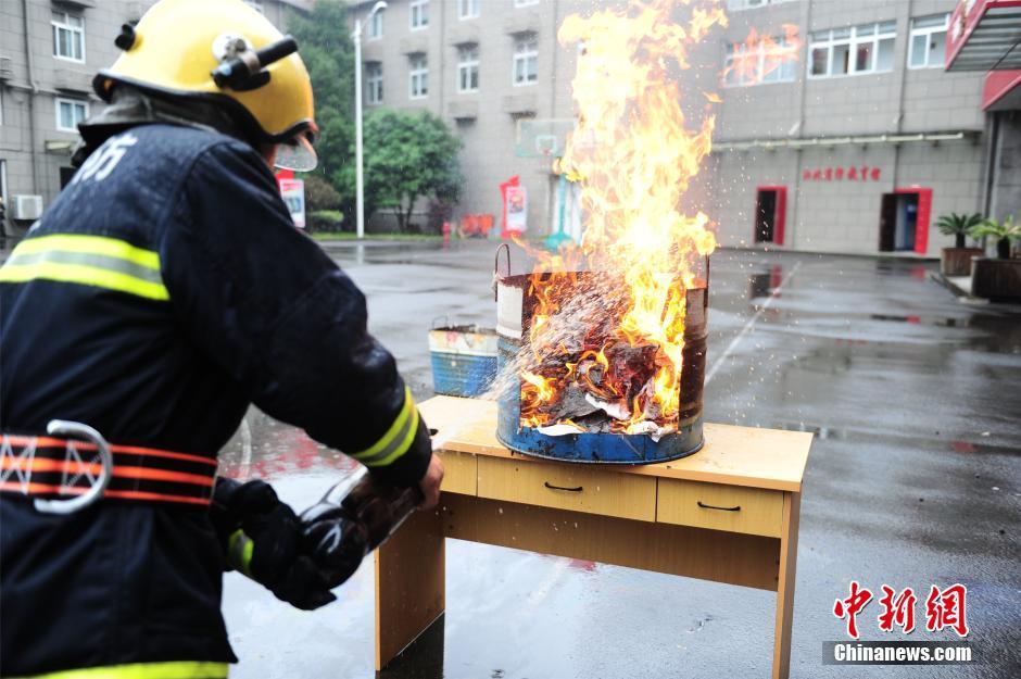 消防亲测“可乐灭火” 能灭但不建议效仿
