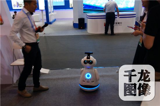同往届京交会相比，记者发现在本届京交会上，无人机、智能机器人和VR设备的展示成为一大亮点。