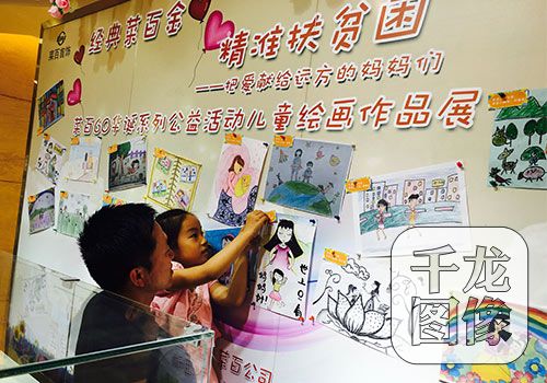 参加活动的小朋友展示自己的画作