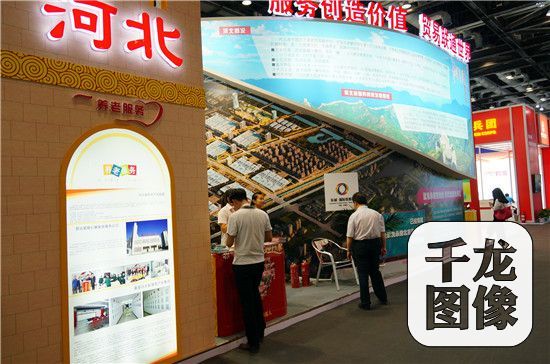 步入展览区，天坛代表的北京馆，摩天轮代表的天津馆，城墙代表的河北馆被一团祥云打造成为一个整体，也象征着京津冀服务业品质提升成果。3