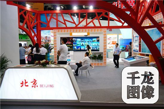 步入展览区，天坛代表的北京馆，摩天轮代表的天津馆，城墙代表的河北馆被一团祥云打造成为一个整体，也象征着京津冀服务业品质提升成果。2