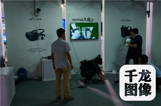 同往届京交会相比，记者发现在本届京交会上，无人机、智能机器人和VR设备的展示成为一大亮点。2